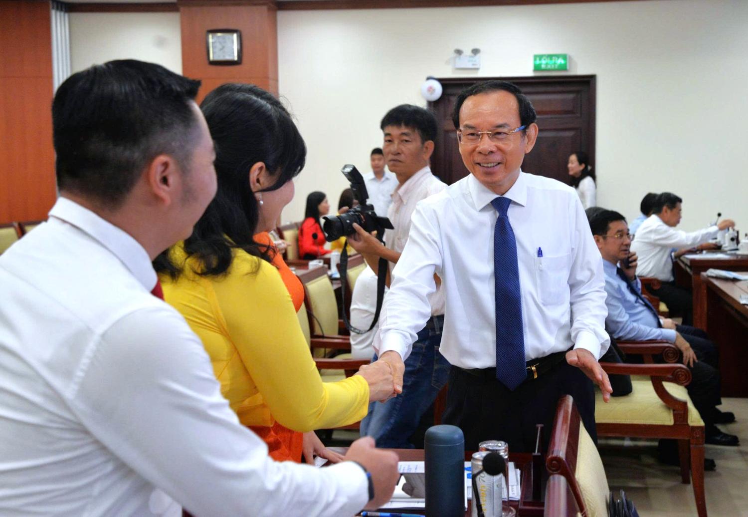 The Secretary of the Ho Chi Minh City Party Committee visited officials attending the Ho Chi Minh City People's Council meeting. Photo: Ha Khanh