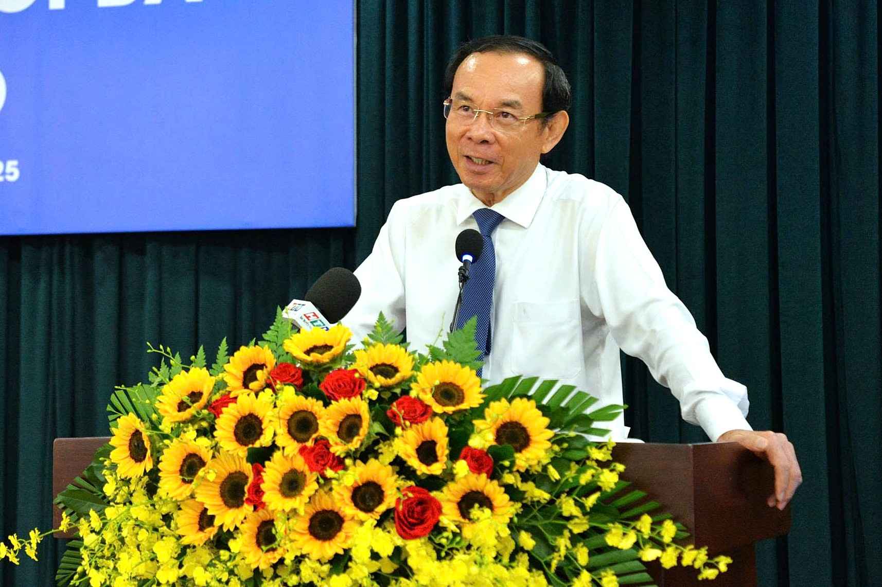 Bi thu Thanh uy TPHCM Nguyen Van Nen phat bieu tai ky hop. Anh: Ha Khanh