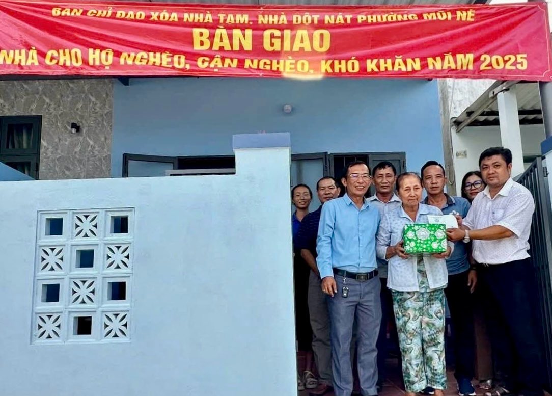 Ban giao nha cho ho ngheo tren dia ban phuong Mui Ne, thanh pho Phan Thiet, tinh Binh Thuan. Anh: Pham Duy