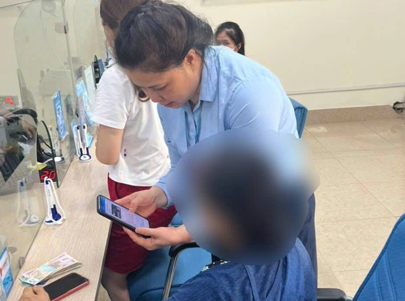 A woman in Cao Bang almost lost 28 million VND. Photo: Cao Bang Police