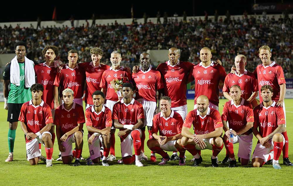 Kamito sát cánh cùng huyền thoại Manchester Reds và Việt Nam All Stars tại sự kiện thể thao quốc tế ở Đà Nẵng. Ảnh: Quốc An