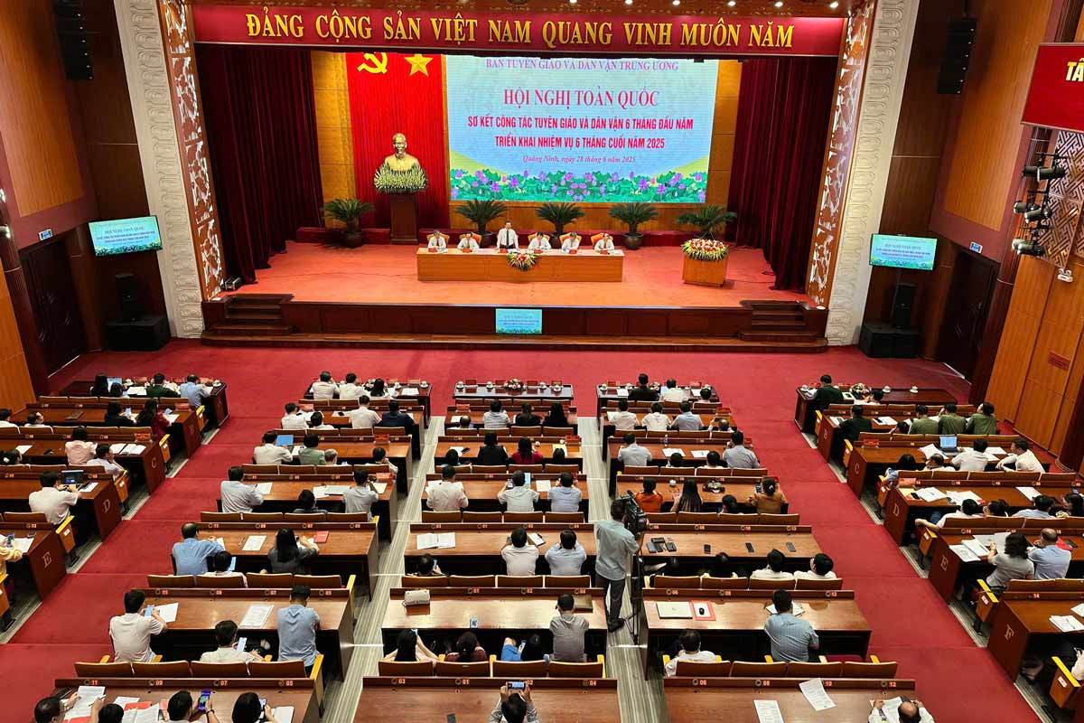 Quang canh hoi nghi. Anh: Doan Hung