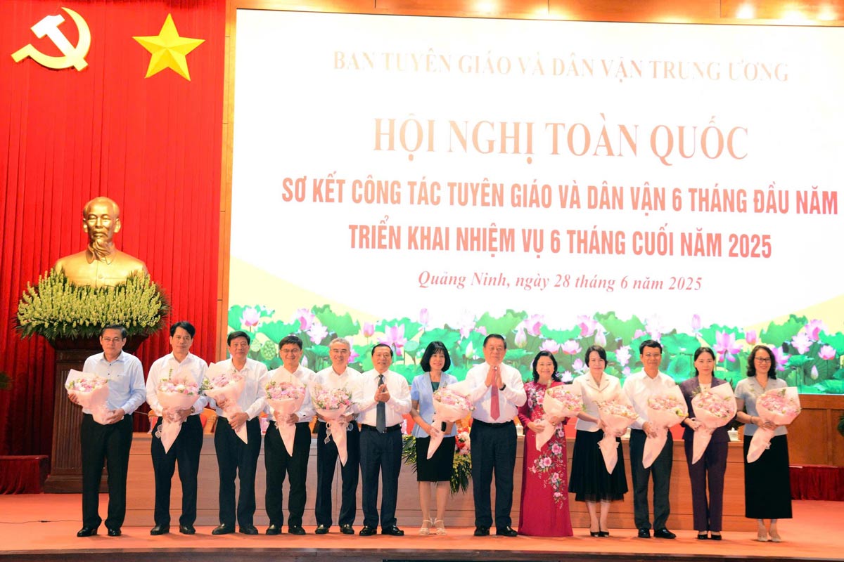 Lanh dao Ban Tuyen giao va Dan van Trung uong tang hoa cac Truong Ban Tuyen giao va Dan van cac tinh, thanh uy tham du hoi nghi. Anh: Dieu Hoang