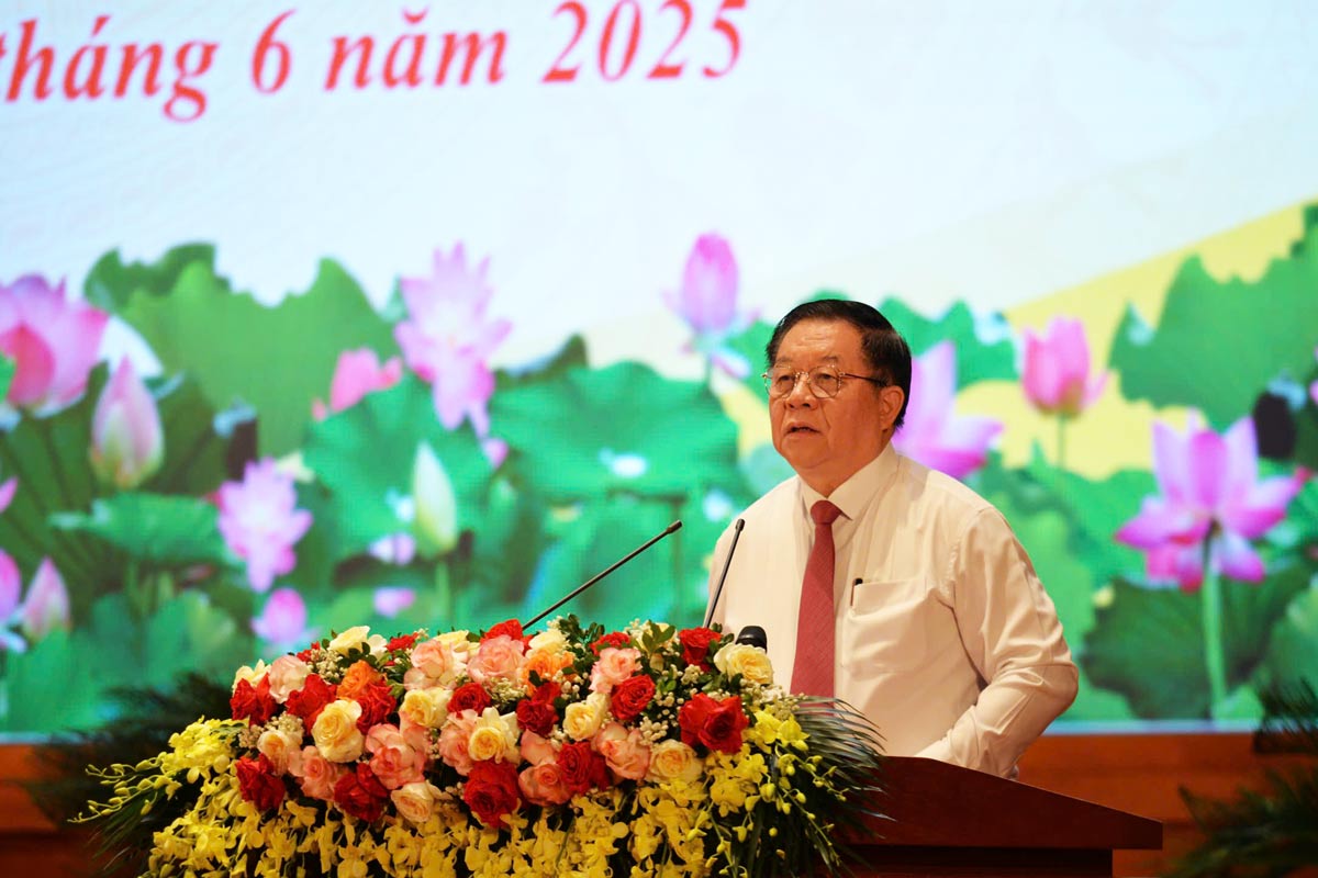 Comrade Nguyen Trong Nghia, Politburo member, Secretary of the Party Central Committee, Head of the Central Propaganda and Mass Mobilization Commission, spoke at the conference. Photo: Doan Hung