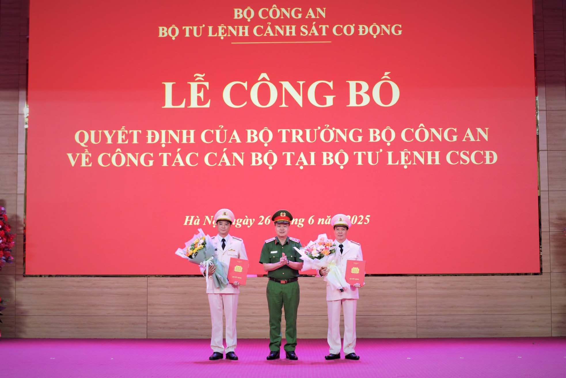 2 Deputy Commanders of the Mobile Police were transferred and appointed to the task. Photo: CSCD Command