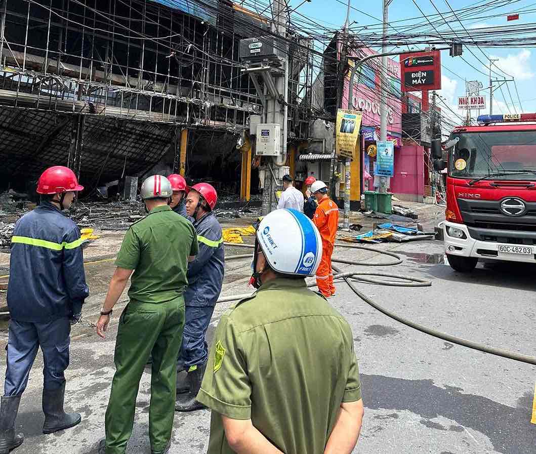 Luc luong chuc nang co mat kip thoi dap tat dam chay. Anh: Nguoi dan cung cap