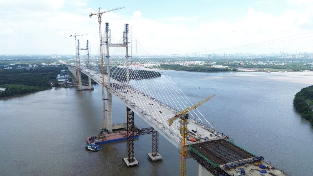 Truoc le hop long, nha thau da hoan thanh dot K18 tru P19, K18 tru P20 va cang keo day vang – la giai doan then chot trong quy trinh duc hang noi hai nhip cau giua song. Ảnh: Anh Tu