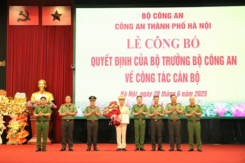 The Party Committee and the Board of Directors of Hanoi City Police presented flowers to congratulate Colonel Le Van Tuan. Photo: CAHN