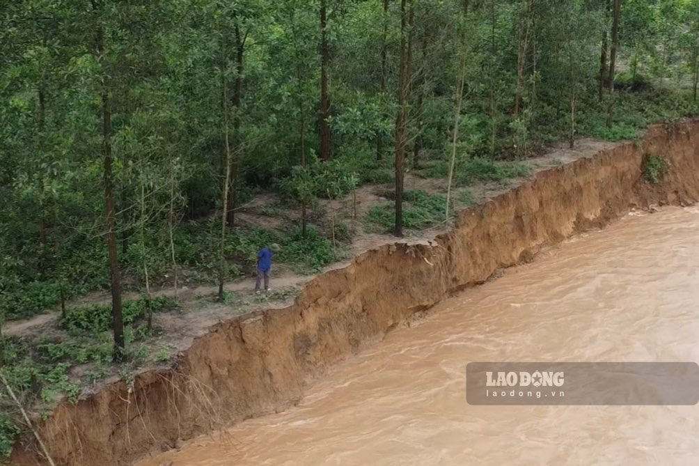 Tung tac dat ven song dan bi lu cuon troi. Anh: Nguyen Hoan.