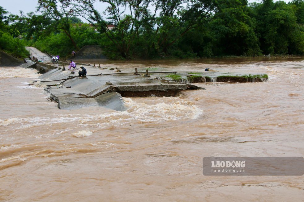 Ngay 28.6, nuoc lu song Cong doan qua ngam tran noi xa Ba Xuyen (TP Song Cong) dang dang cao, chay siet. Anh: Nguyen Hoan.
