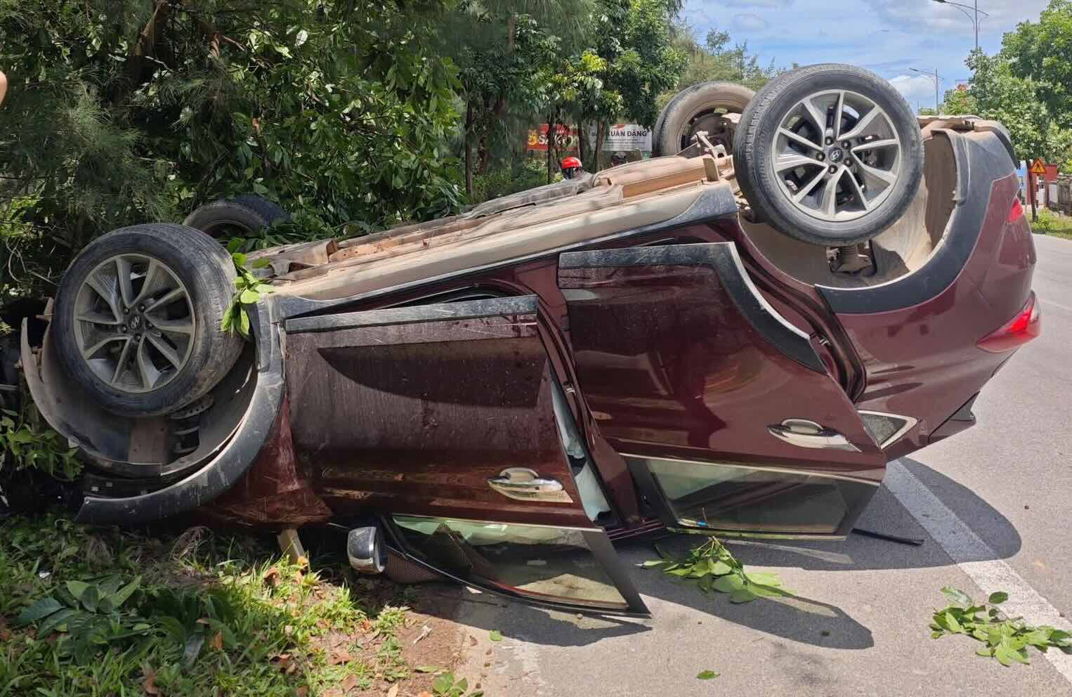 The car overturned on the road in Dong Hoi City. Photo: Hai Long