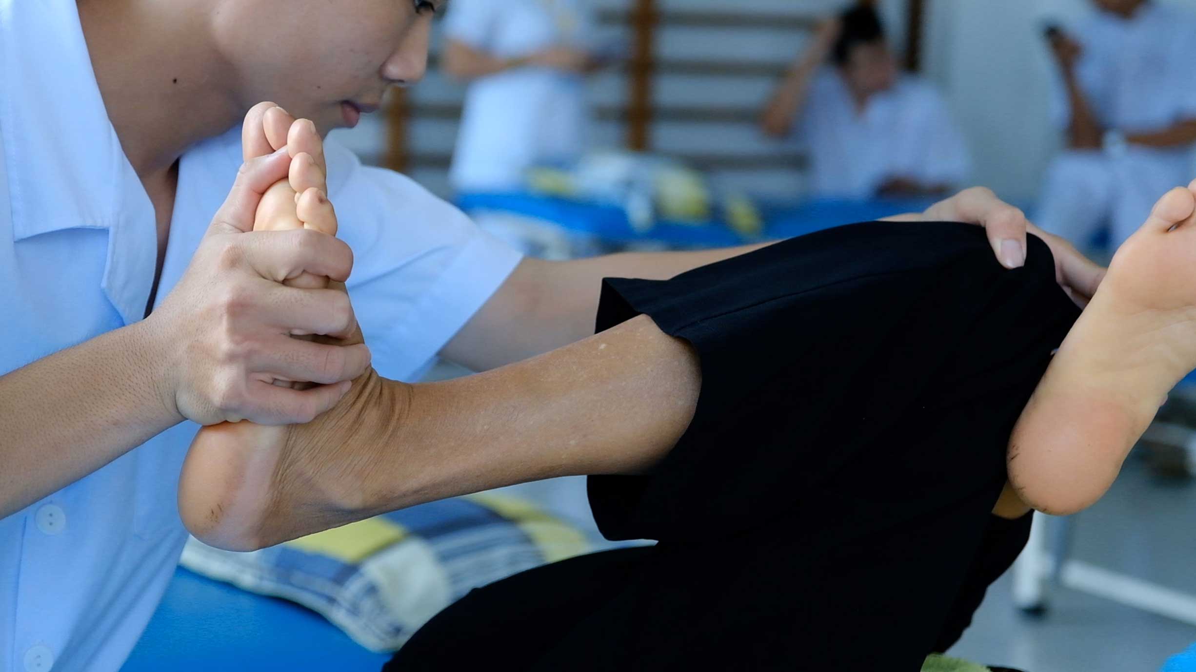 Cac benh nhan duoc dieu tri mien phi khi tham gia chuong trinh. Anh: My Ly