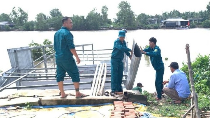 Civil defense forces help people overcome landslides in Ca Mau. Photo: Nhat Ho