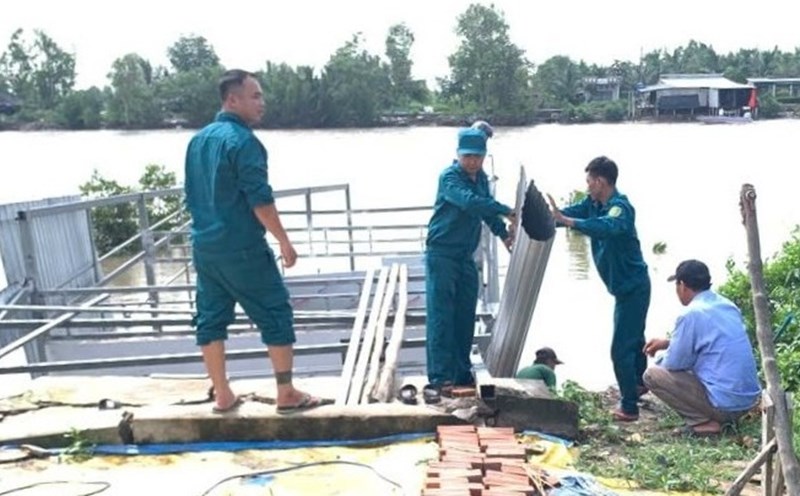 Civil defense forces help people overcome landslides in Ca Mau. Photo: Nhat Ho