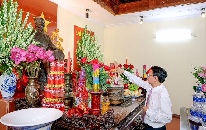 Bi thu Tinh uy Vinh Phuc Dang Xuan Phong dang huong tuong nho Chu tich Ho Chi Minh. Anh Khanh Linh 