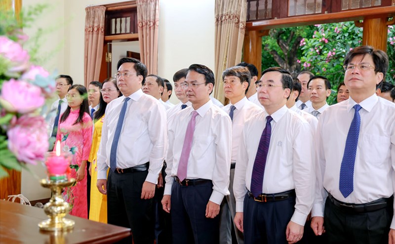 The leaders of Vinh Phuc province remembered President Ho Chi Minh's great contributions. Photo: Khanh Linh