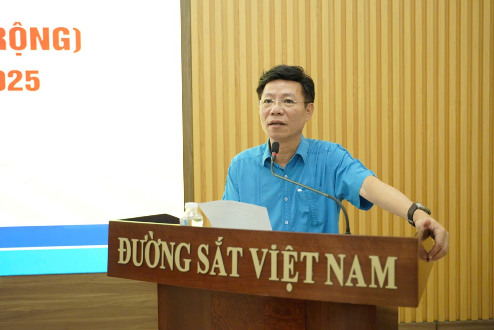 Ong Mai Thanh Phuong - Chu tich Cong doan Duong sat Viet Nam phat bieu tai hoi nghi. Anh: Den Phu