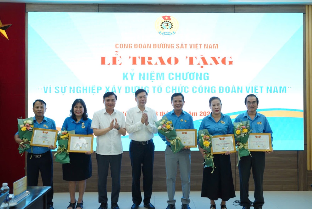 Mr. Tong Van Bang - Member of the Presidium, Head of the Organizing Committee of the Vietnam General Confederation of Labor (middle of the photo) presented the "For the cause of building the Vietnam Trade Union organization" Medal of the Vietnam General Confederation of Labor to the Vietnam Railway Trade Union officials. Photo: Phu Temple
