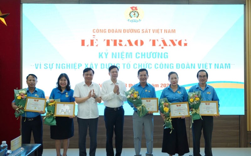 Mr. Tong Van Bang - Member of the Presidium, Head of the Organizing Committee of the Vietnam General Confederation of Labor (middle of the photo) presented the "For the cause of building the Vietnam Trade Union organization" Medal of the Vietnam General Confederation of Labor to the Vietnam Railway Trade Union officials. Photo: Phu Temple