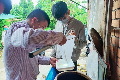 Can bo Trung tam Kiem soat benh tat TP.Can Tho bat lang quang tai quan Cai Rang (TP Can Tho). Anh: CDC Can Tho.
