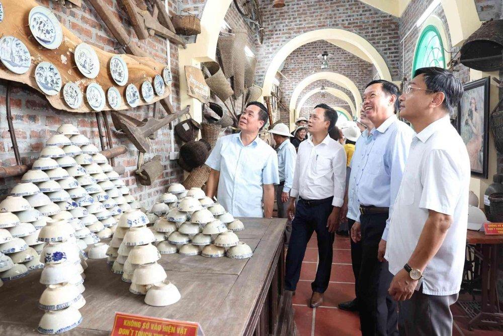 Trong ngay dau khanh thanh, khu nha trung bay cac hien vat, tai hien khong gian xua tai huyen Yen Khanh da thu hut hang tram luot du khach trong nuoc va quoc te toi tham quan. Anh: Xuan Hung