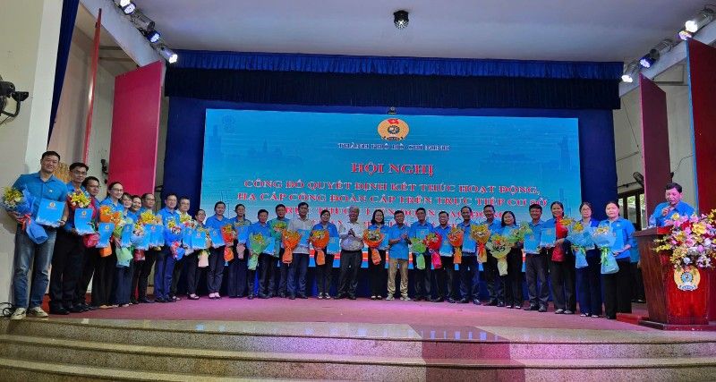 Dai dien cac cong doan cap tren truc tiep co so truc thuoc LDLD TPHCM nhan quyet dinh ket thuc hoat dong tu ngay 1.7.2025. Anh: Nam Duong