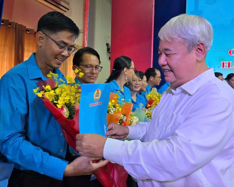 Mr. Vo Khac Thai - Chairman of the Ho Chi Minh City Labor Federation - presented the decision to end the operation to representatives of trade unions at the grassroots level. Photo: Nam Duong