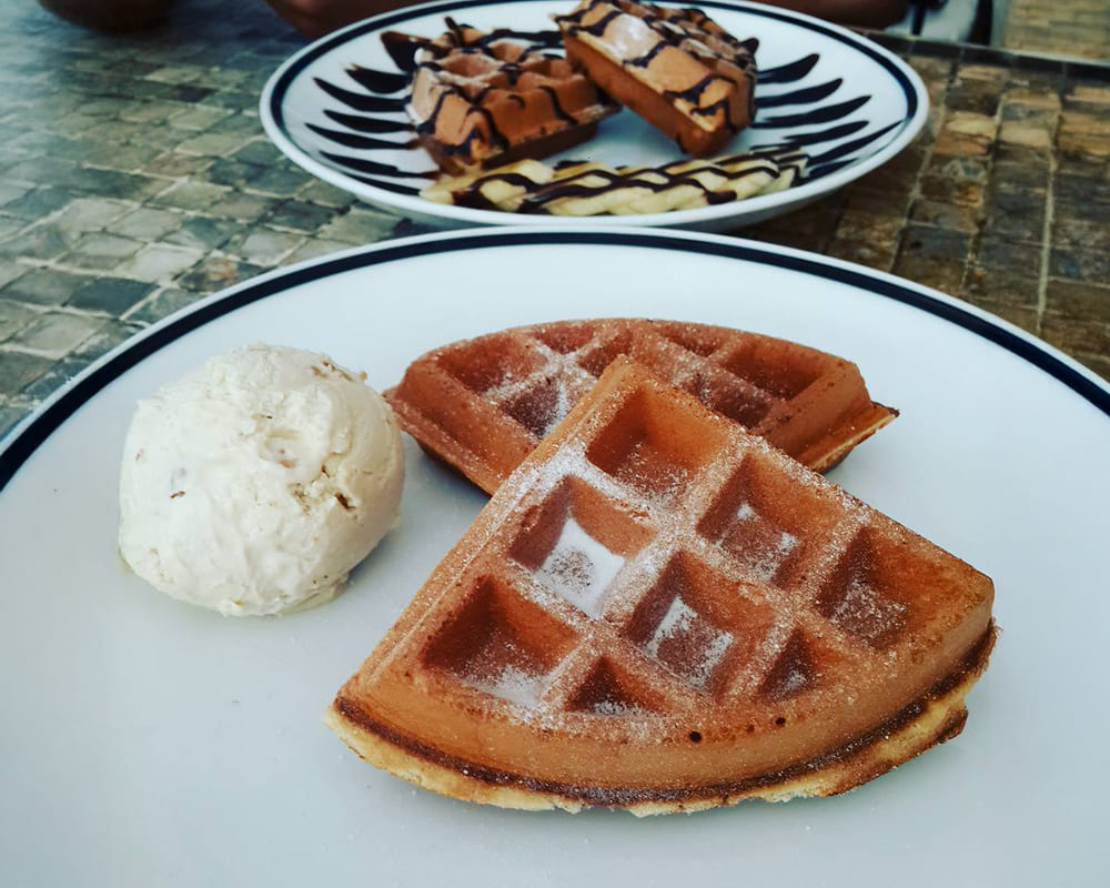 Waffles with vanilla ice cream are a dessert that is very popular with young children. Photo: Tuan Dat