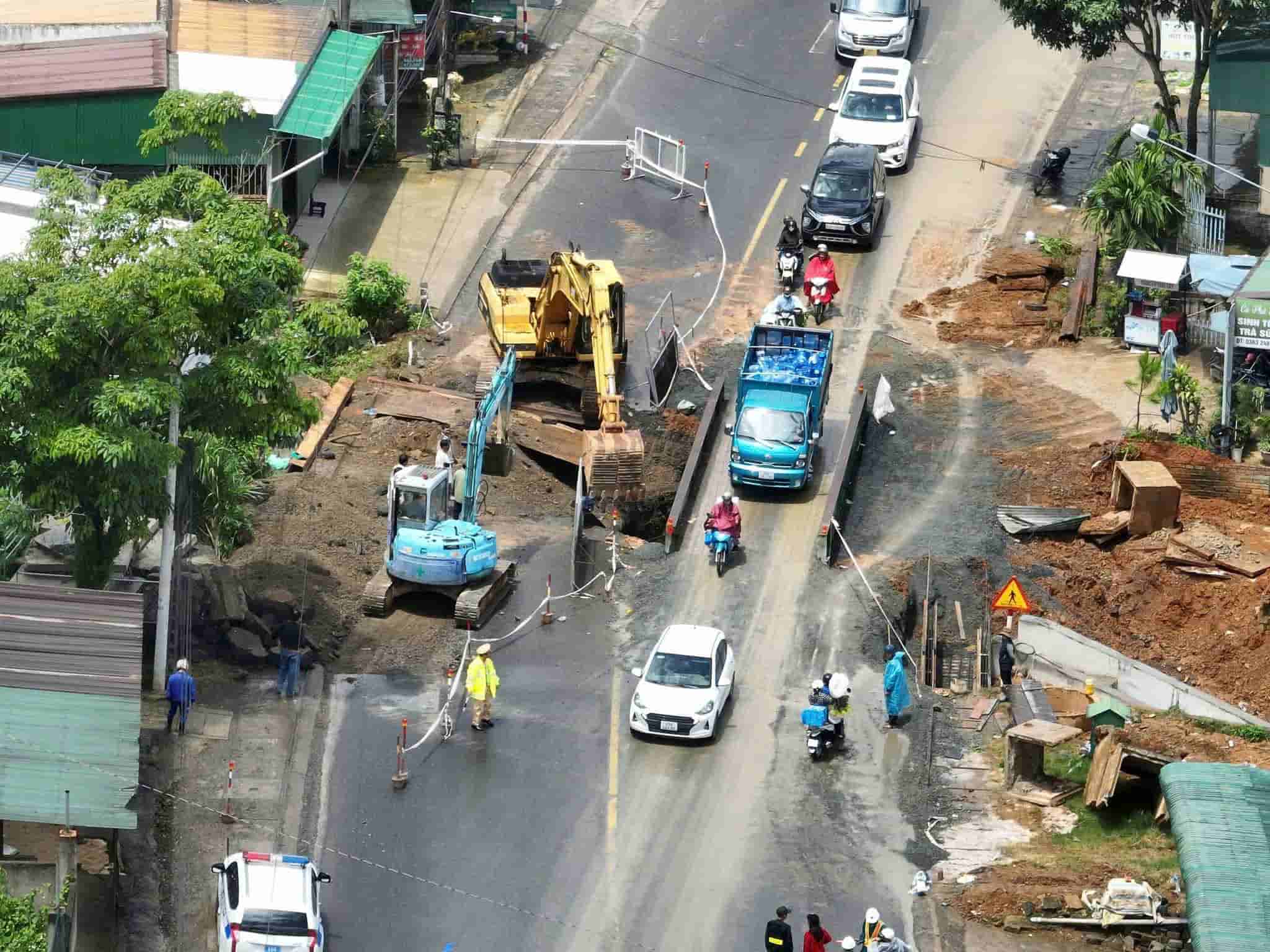 The culvert under construction causes congestion for vehicles. Photo: Lam Hong