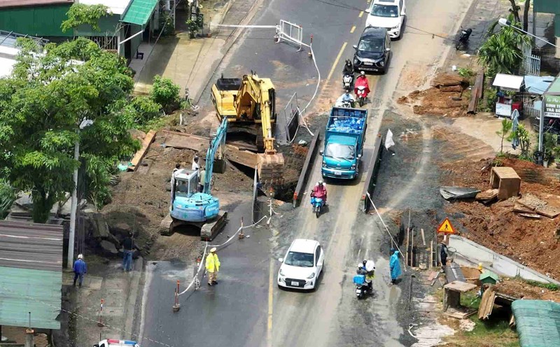 The culvert under construction causes congestion for vehicles. Photo: Lam Hong
