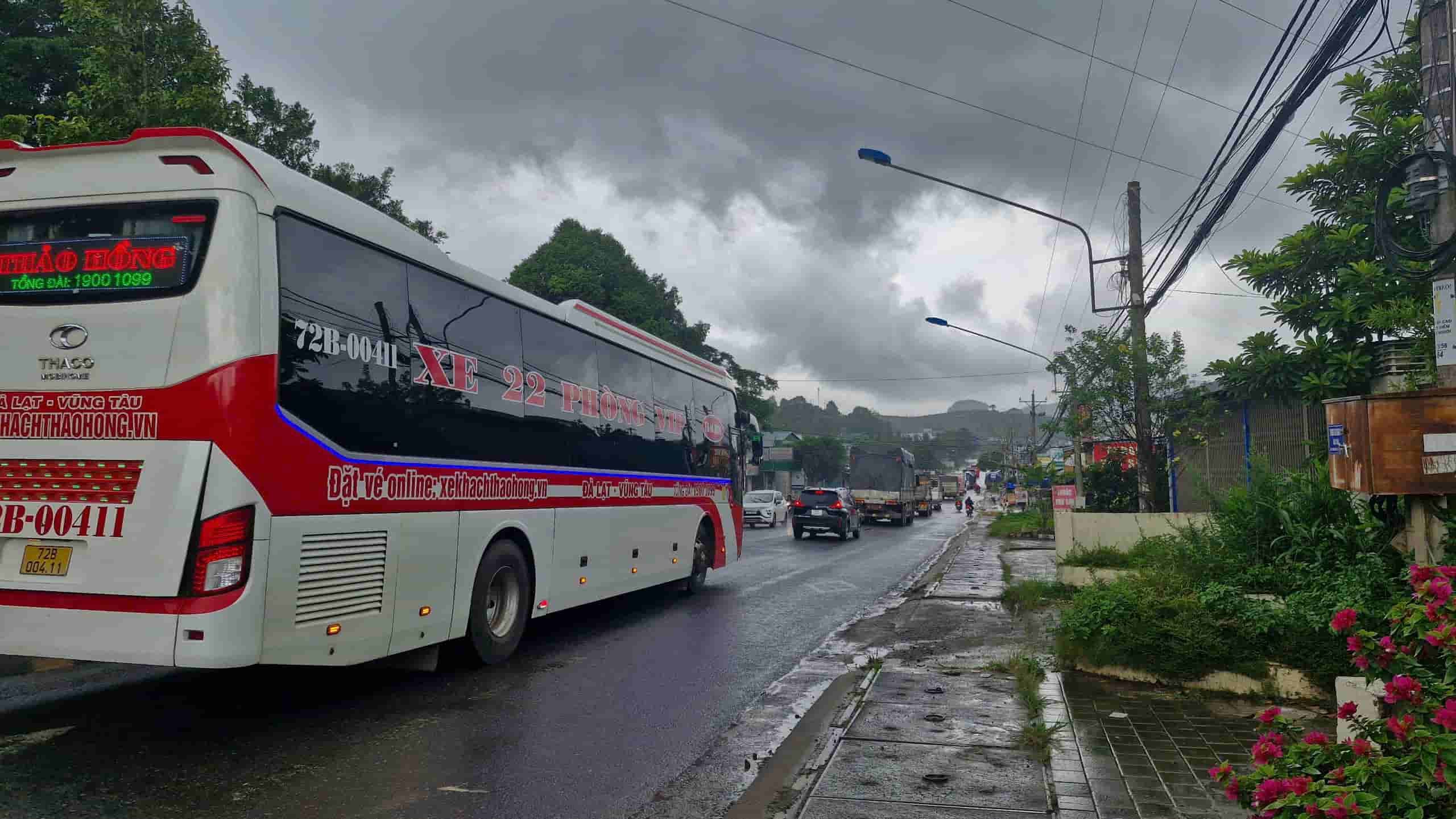 Ngay cuoi tuan, Quoc lo 20 co luu luong phuong tien lon. Anh: Lam Hong