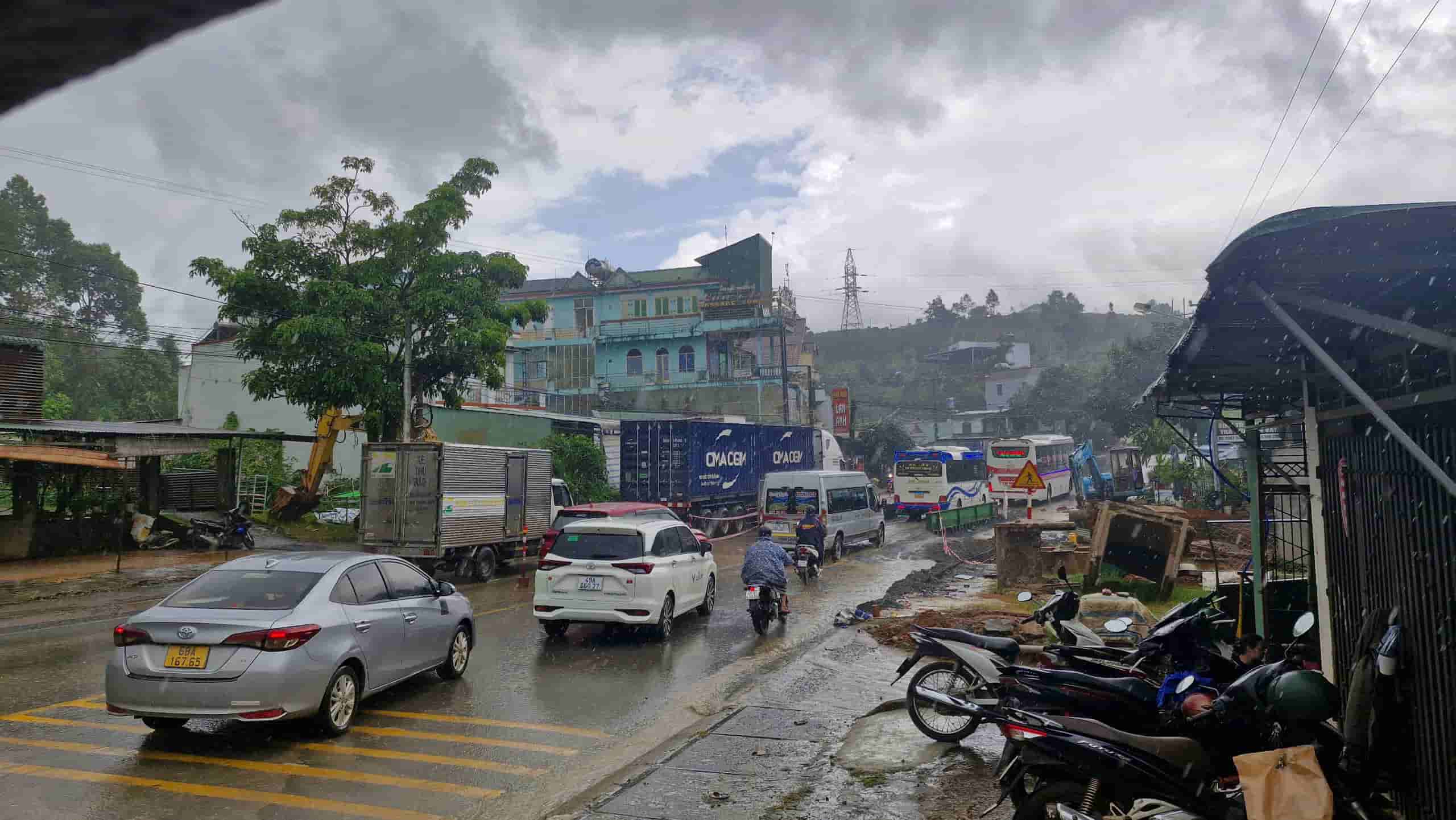 Hien phuong tien da luu thong thuan tien sau khi tam dung thi cong cong ngang. Anh: Lam Hong