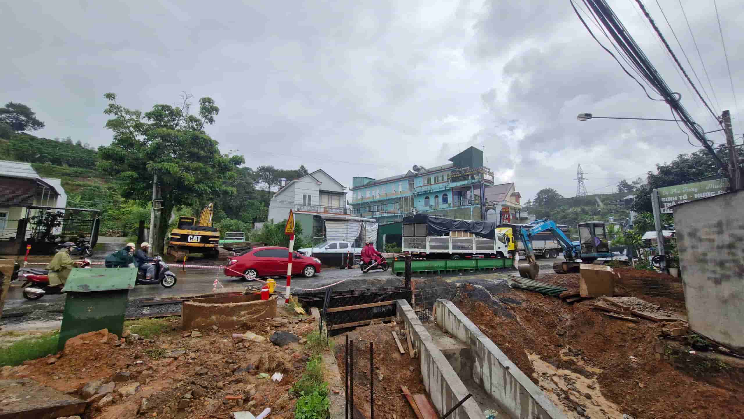 Cong ngang thi cong tren Quoc lo 20. Anh: Lam Hong