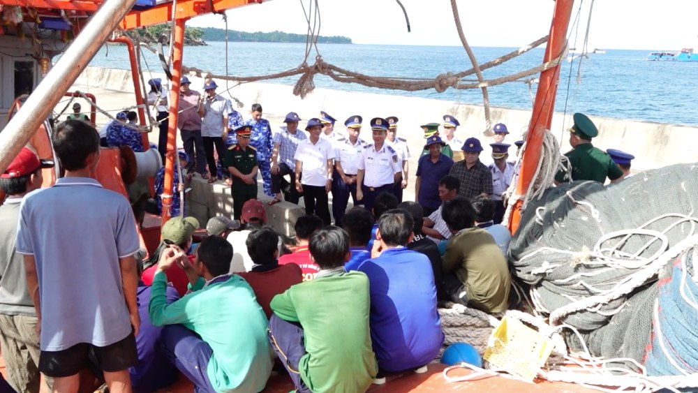 The delegation of the Coast Guard and provinces visited and presented gifts to the fishermen.
