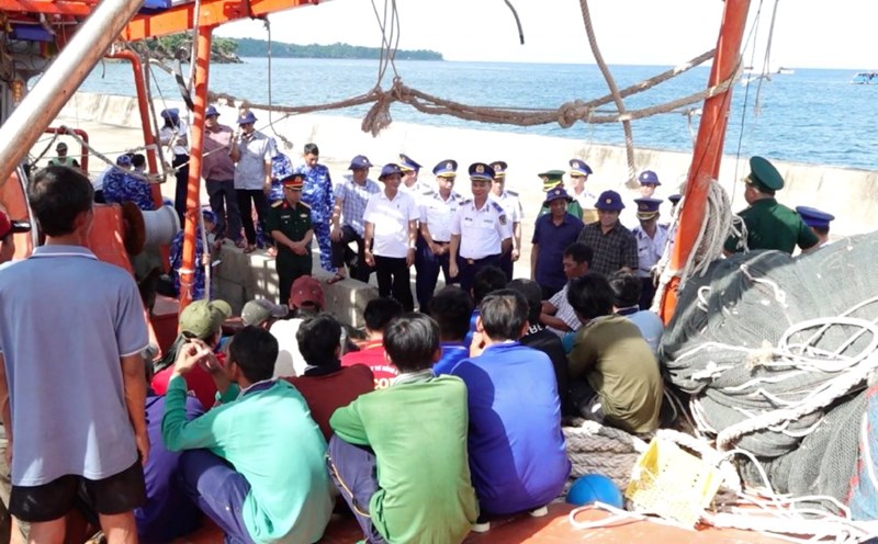 The delegation of the Coast Guard and provinces visited and presented gifts to the fishermen.