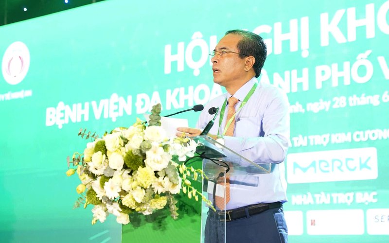 TS.BS CKII Nguyen Hong Truong – Giam doc Benh vien Da khoa thanh pho Vinh phat bieu tai hoi nghi. Anh: Dinh Nguyet