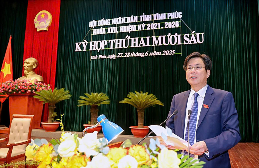 Pho Chu tich HDND tinh Ha Quang Tien phat bieu be mac ky hop