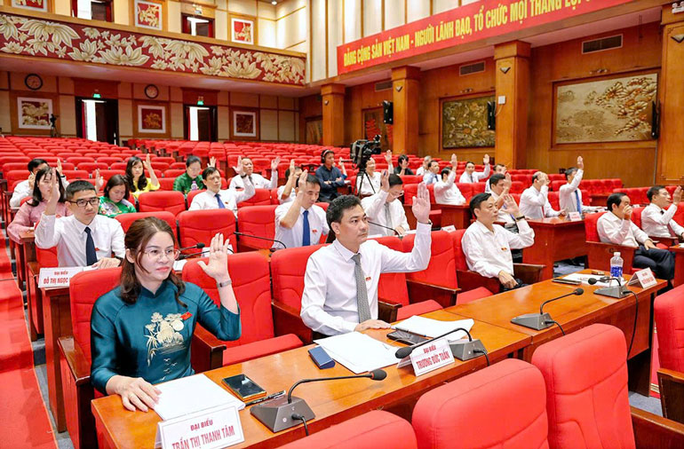 Thong qua 13 Nghi quyet cua HDND tinh VInh Phuc. Anh: Khanh Linh