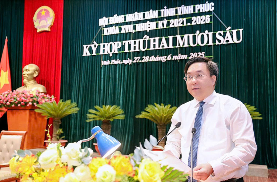 Chu tich UBND tinh Tran Duy Dong phat bieu tai ky hop