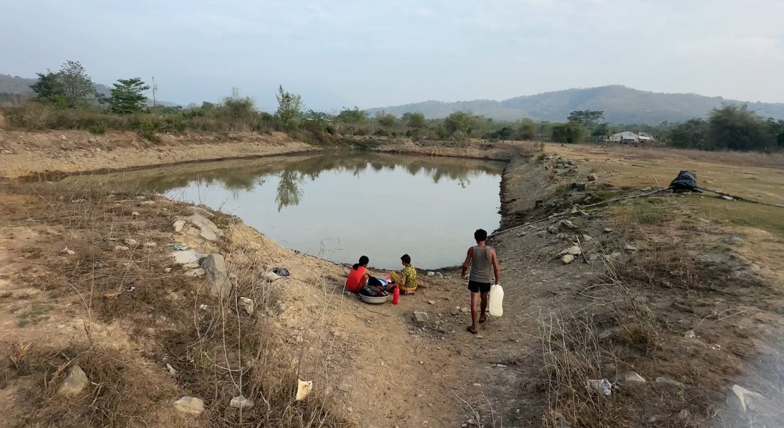 Nguoi dan den cac ao de lay nuoc vao mua han han tai xa Ham Can, huyen Ham Thuan Nam, tinh Binh Thuan - dia phuong co dong bao dan toc thieu so sinh song. Anh: Duy Tuan 