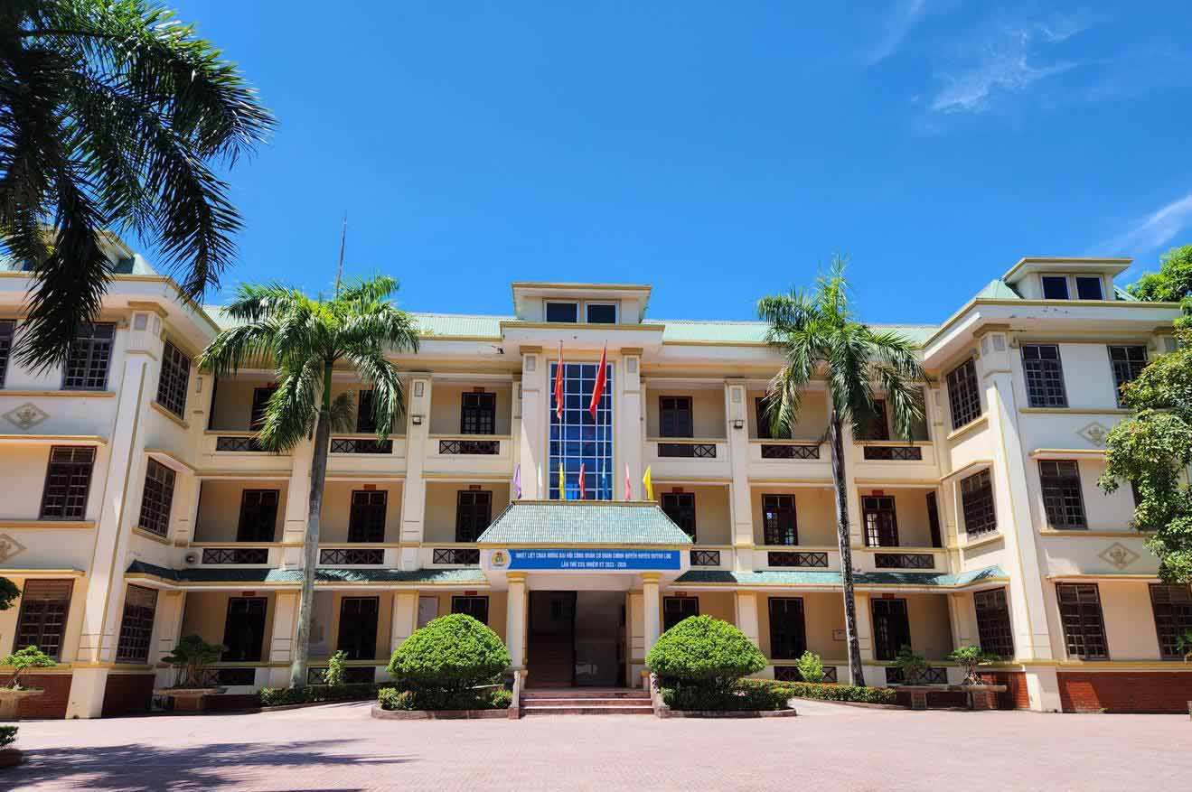 The People's Committee of Quynh Luu district has revoked the retirement decision of 11 cadres and civil servants after issuing it for 7 months. Photo: Ngoc Anh