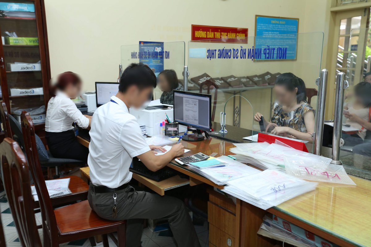 The Ministry of Home Affairs responds to readers regarding the issue of sealing specialized agencies under the People's Committees at the commune level. Photo: Hai Nguyen