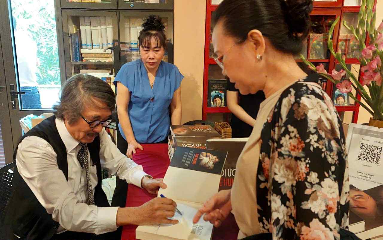 TS. The Hung ky tang sach cho doc gia. Anh: Nhan vat cung cap