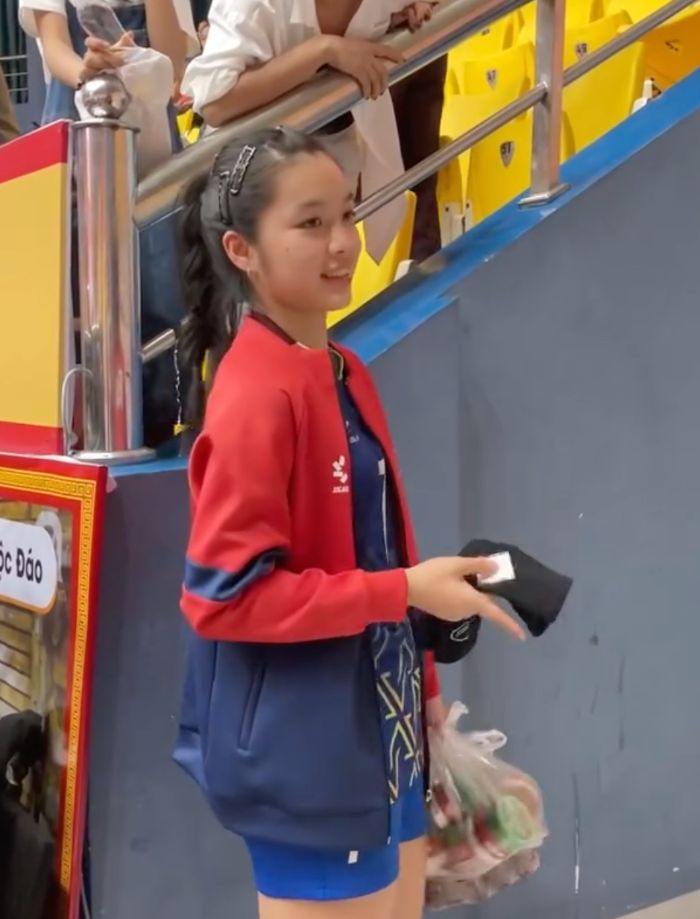Libero Ha Kieu Vy nhan qua tu nguoi than. Anh: Bong chuyen Viet Nam 