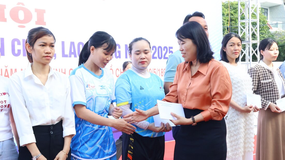 Sra. Nguyen Thi Viet Hien - Vicepresidenta de la Union del Trabajo de la Provincia de Quang Ngai - Presento obsequios a miembros y trabajadores sindicales. Foto: Quang Ngai Caderas.