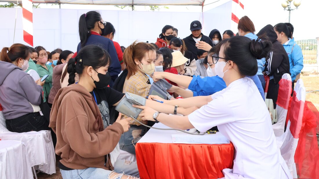 Kham benh, cap phat thuoc mien phi cho doan vien, nguoi lao dong. Anh: Cong doan Quang Ngai. Anh: Cong doan Quang Ngai