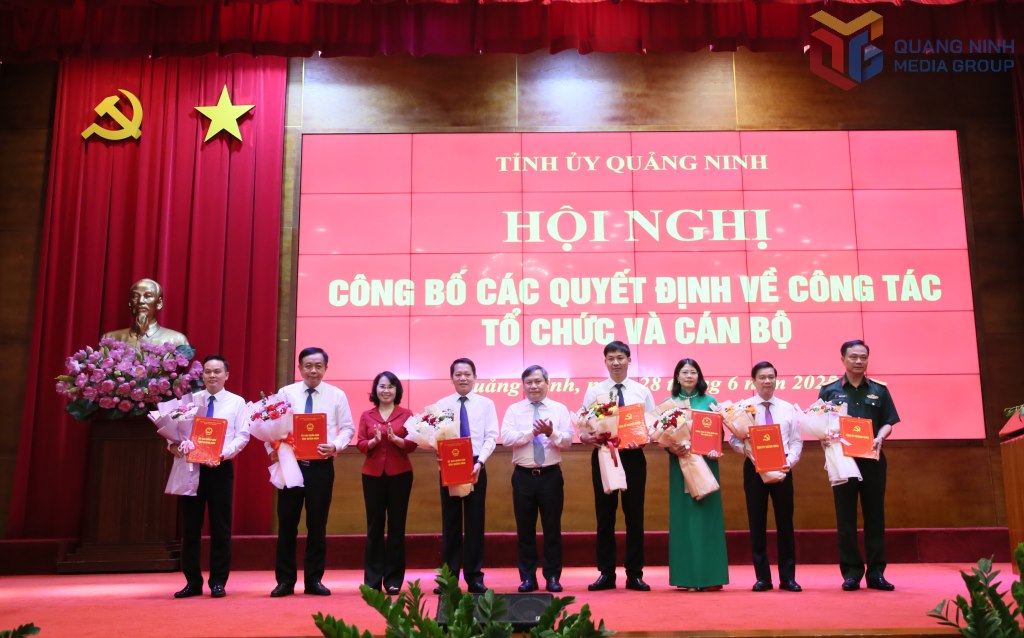 Ong Vu Dai Thang - Uy vien Trung uong Dang, Bi thu Tinh uy, Truong Doan DBQH tinh Quang Ninh - trao cac Quyet dinh cua Ban Thuong vu Tinh uy, UBND tinh, HDND tinh ve dieu dong, phan cong va bo nhiem co thoi han cho mot so can bo lanh dao. Anh: Trung tam Truyen thong tinh Quang Ninh