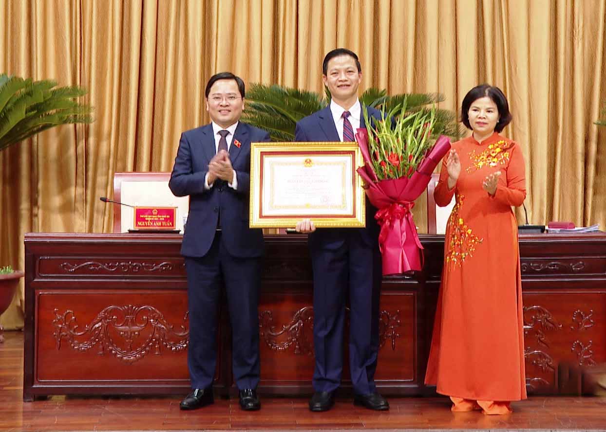 Authorized by the President, Secretary of the Bac Ninh Provincial Party Committee Nguyen Anh Tuan presented the Second Class Labor Medal to Mr. Vuong Quoc Tuan. Photo: Bac Ninh Television