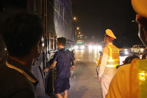 Cảnh sát Giao thông Hà Nội kiểm soát hoạt động vận tải tại nút giao QL1B- Đỗ Mười, tối 27.6. Ảnh: CAHN