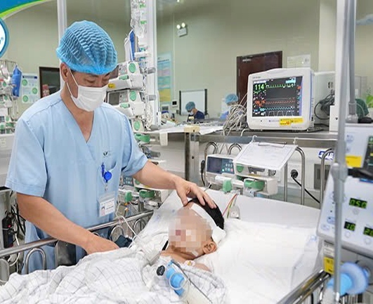 Dr. Dang Anh Duong - Head of the Department of Intensive Care and Surgery examines a child who was injured in an accident and is being treated at the department. Photo: BVCC